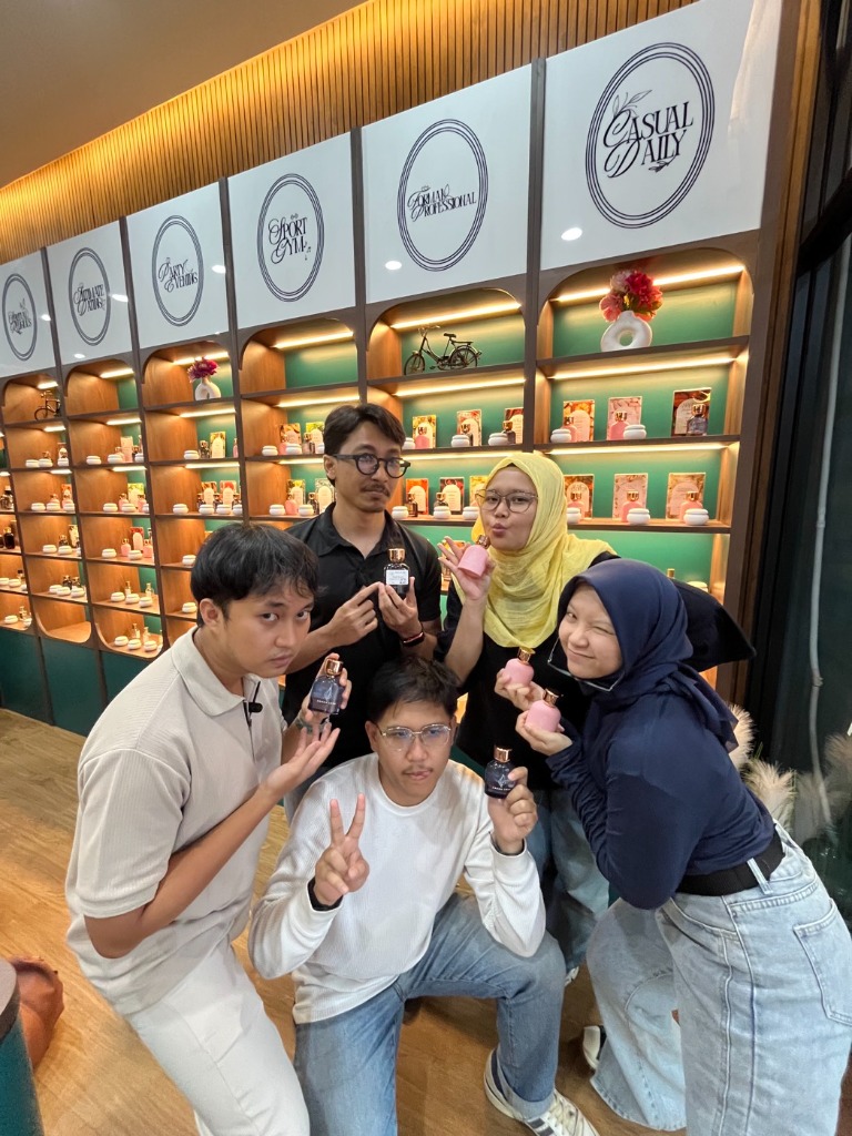 Suasana kebersamaan di kegiatan Aroma Loka